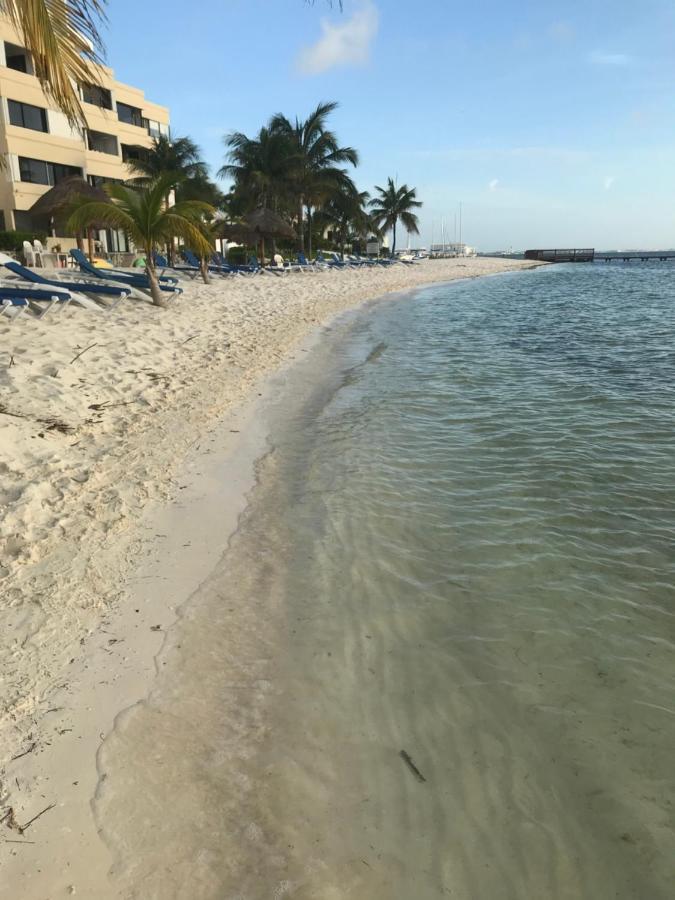 Front Private With Shared Bathroom Apartamento Cancún