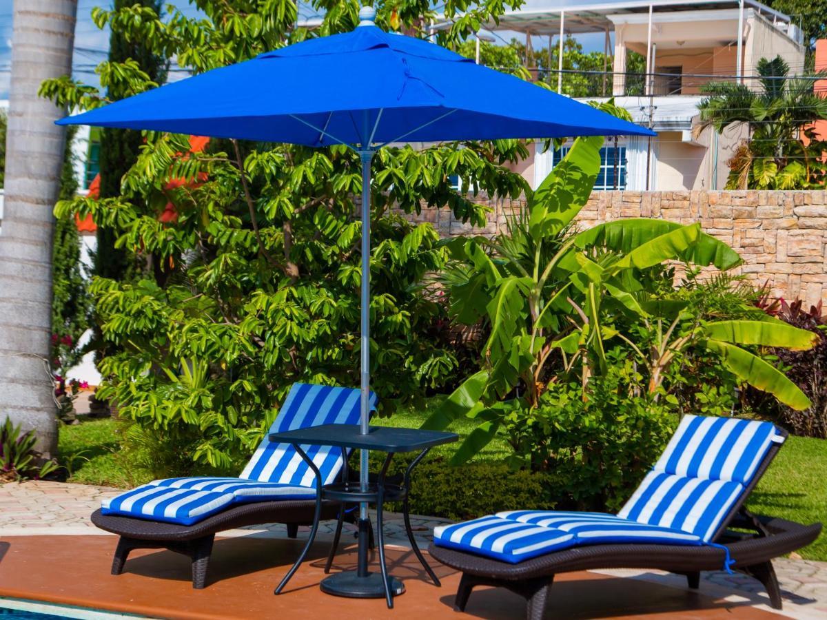 Hermosa Casa, En Renta Vacacional Con Piscina, A Tan Solo10 Minutos De La Playa, Cerca De Centros Comerciales, Restaurantes, Bares Y Supermercados * Cancún