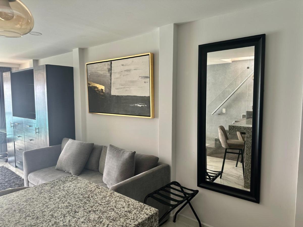 Beachfront Penthouse Apartahotel *