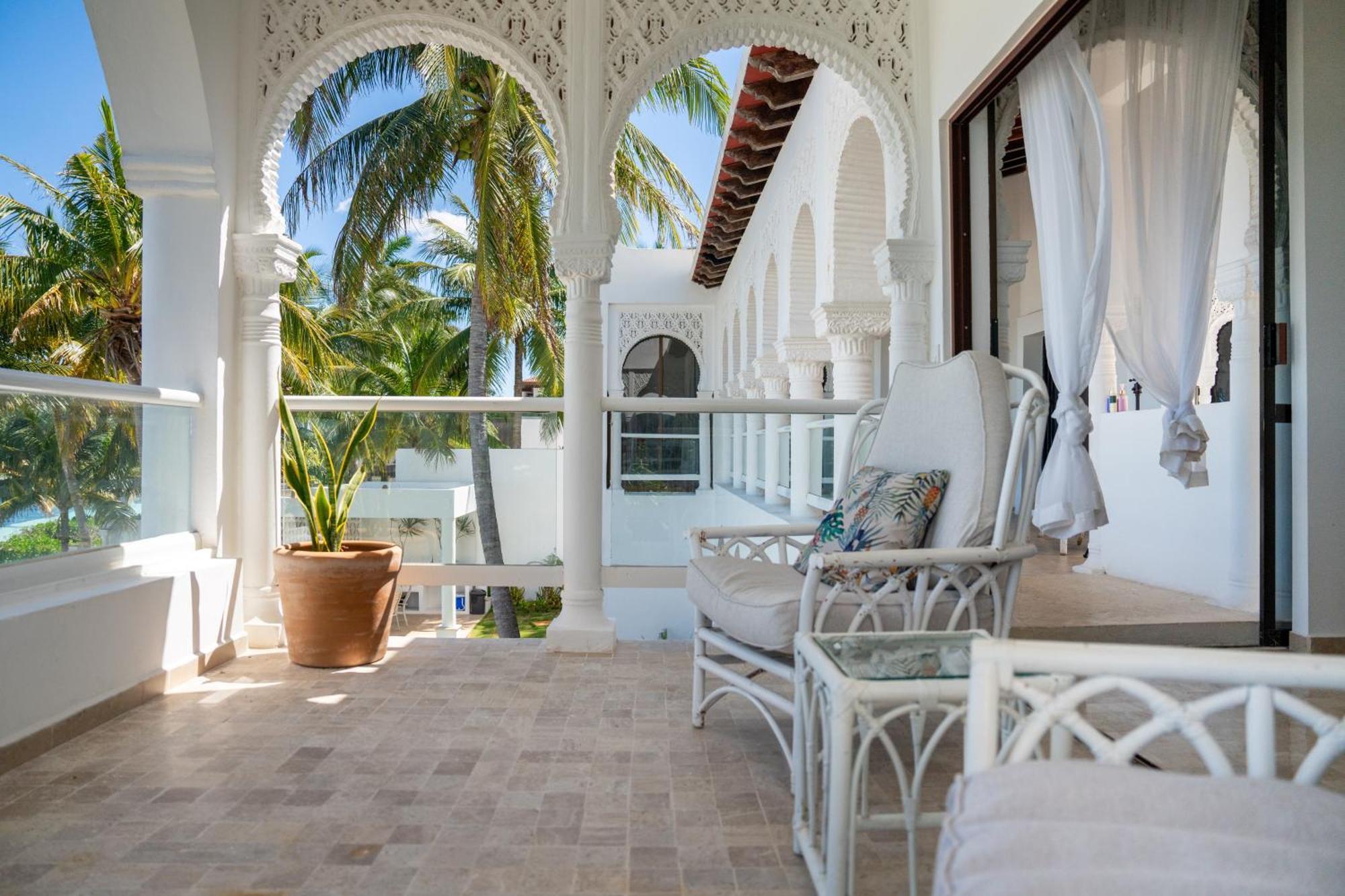 Unique 5br Beachfront W/ Private Pool! *