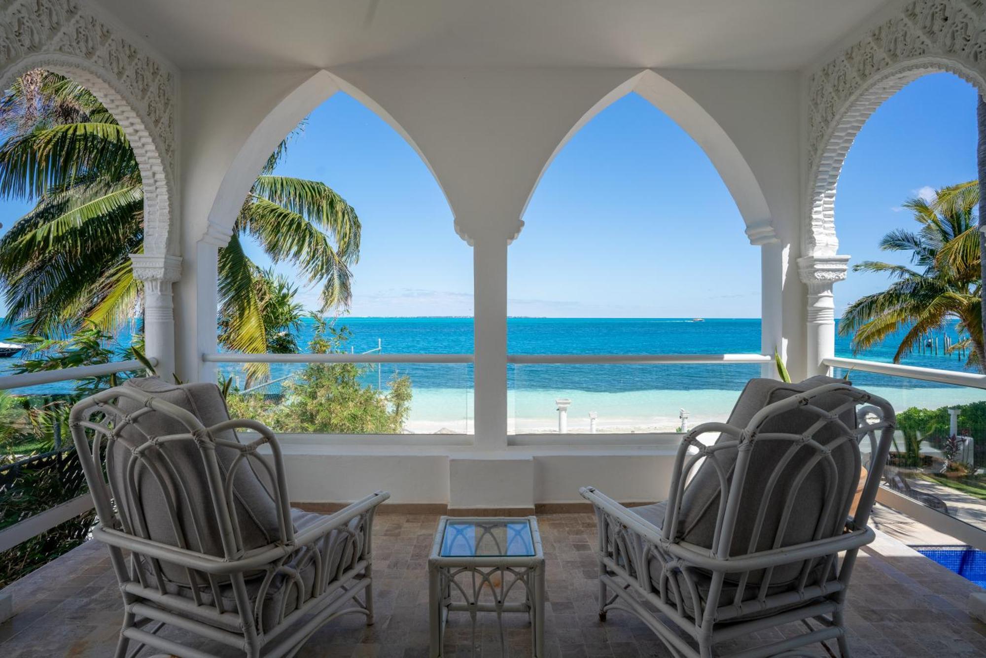 Villa Unique 5br Beachfront W/ Private Pool! *