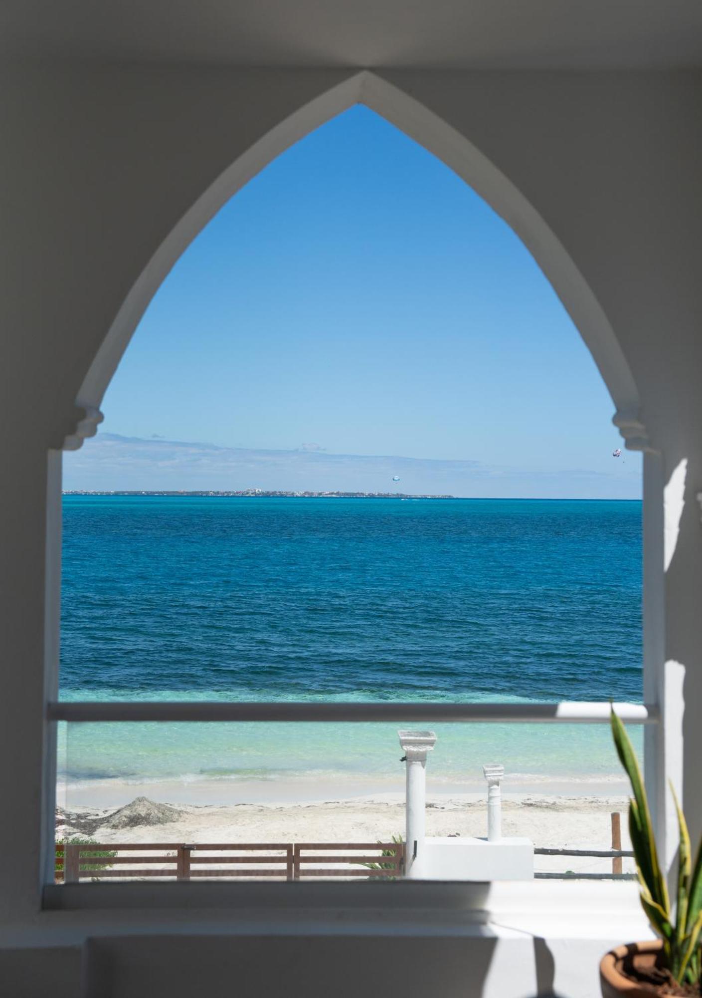 Villa Unique 5br Beachfront W/ Private Pool! *