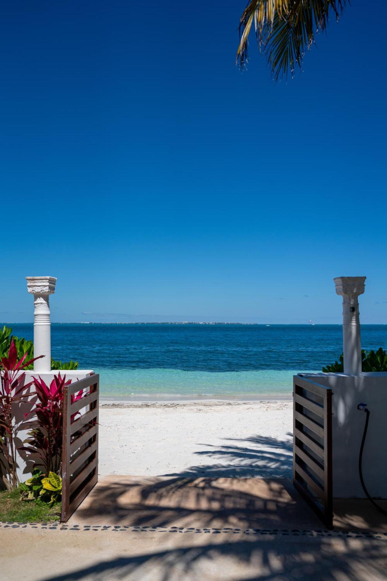 Villa Unique 5br Beachfront W/ Private Pool! *