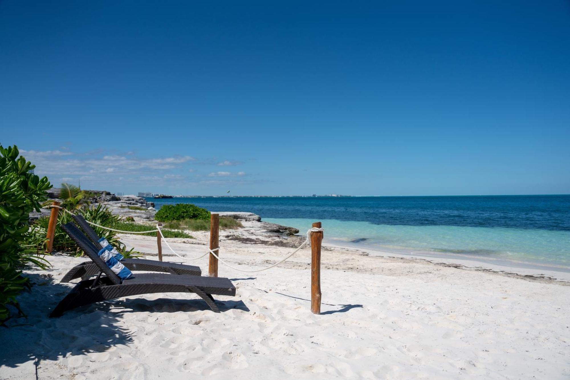 Unique 5br Beachfront W/ Private Pool! *