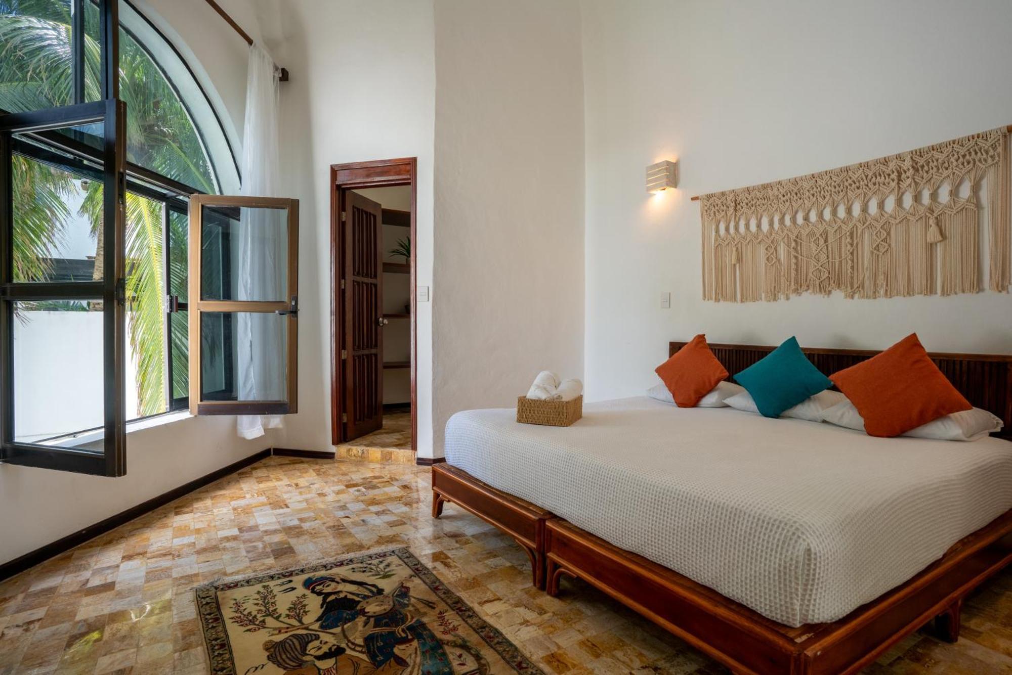 Villa Unique 5br Beachfront W/ Private Pool! *
