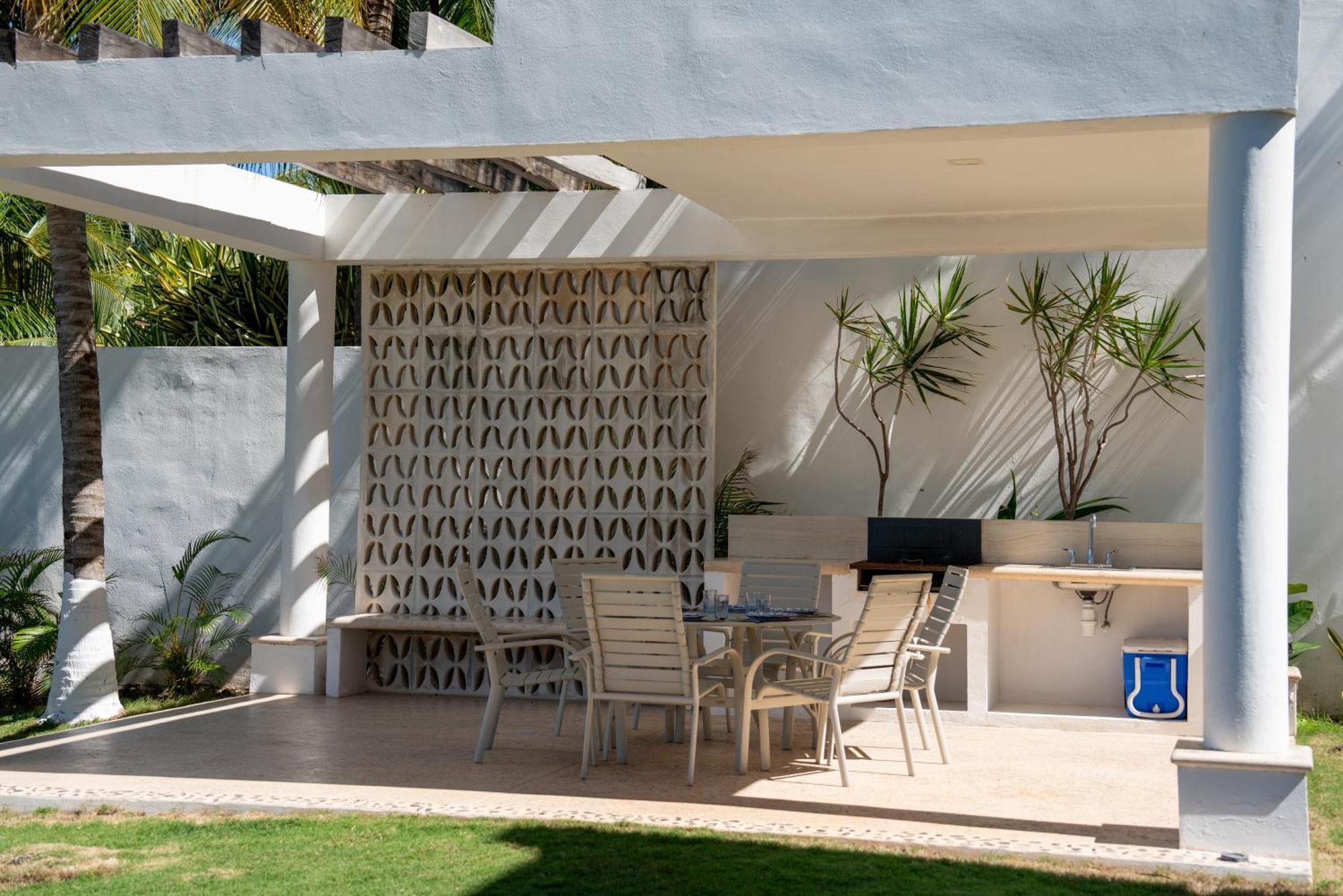 Unique 5br Beachfront W/ Private Pool! Villa *
