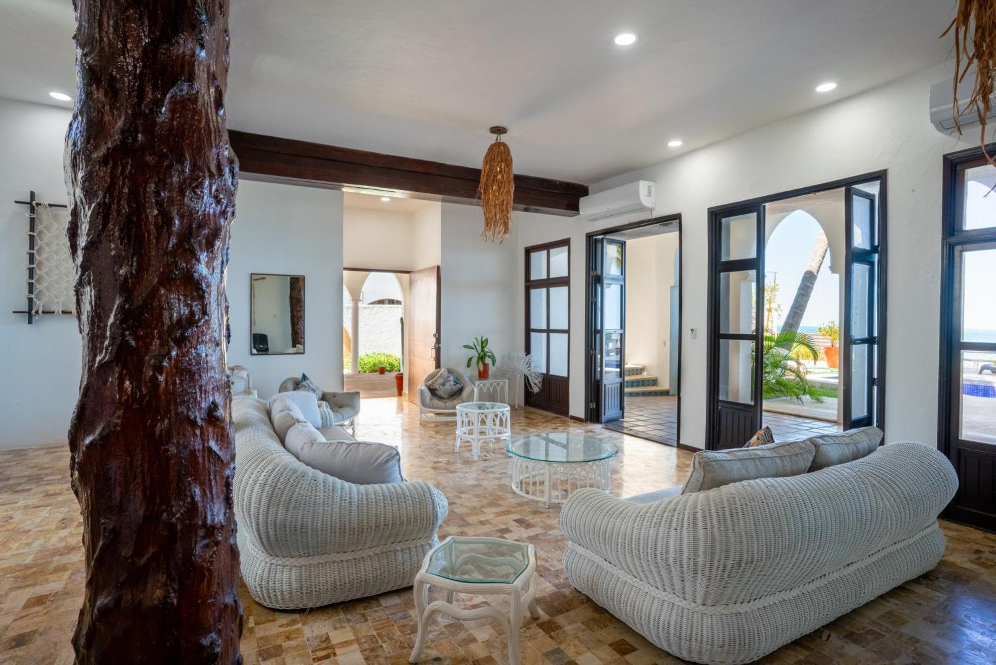 Unique 5br Beachfront W/ Private Pool! Villa