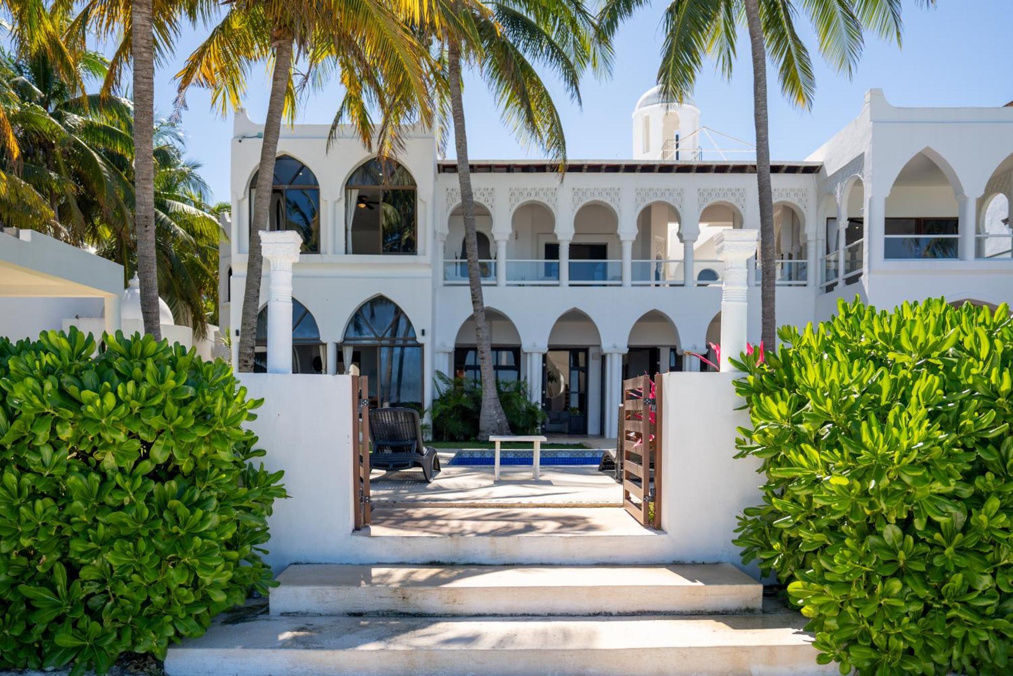 Villa Unique 5br Beachfront W/ Private Pool! *