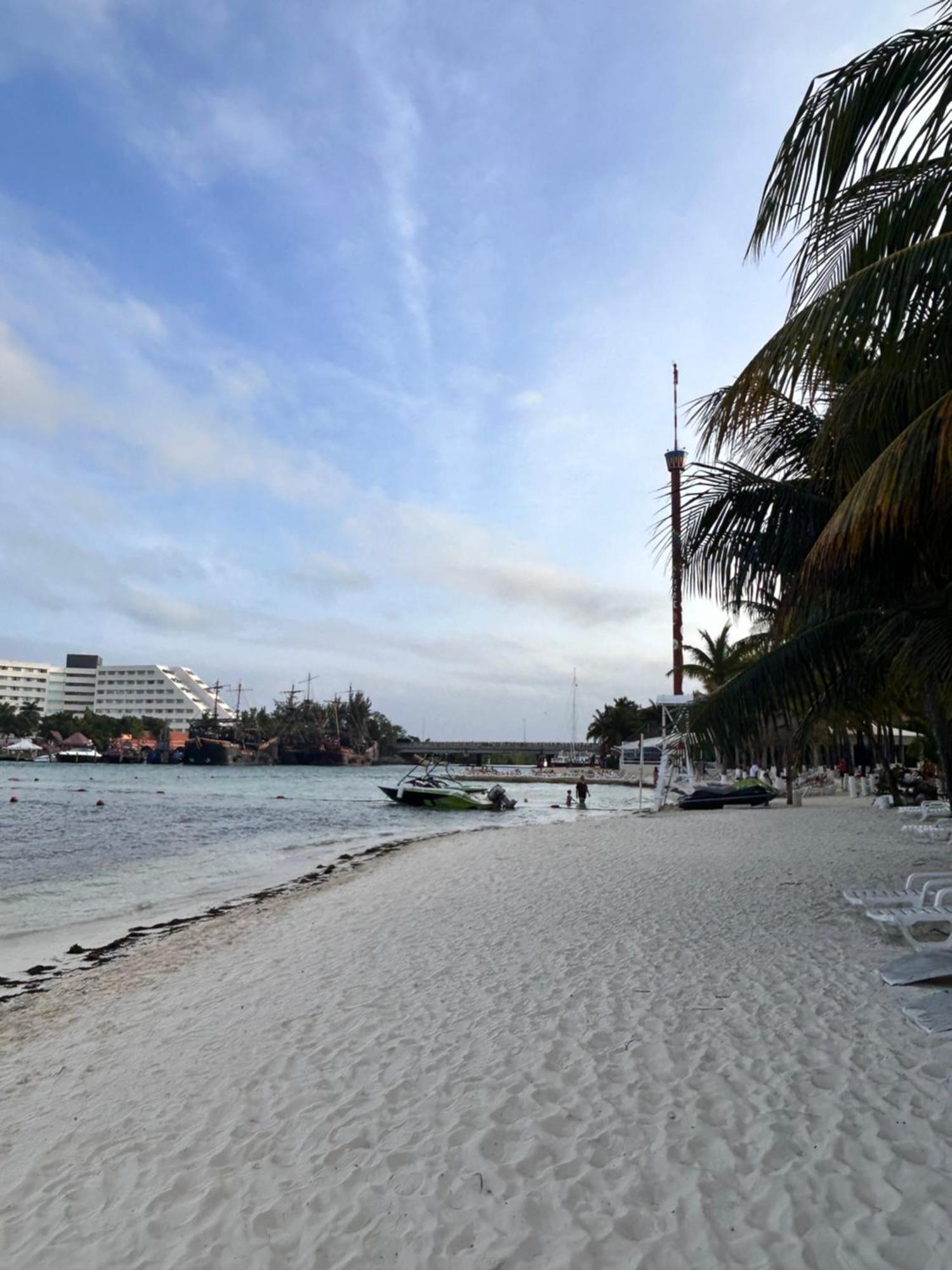Front Private With Shared Bathroom Apartamento Cancún