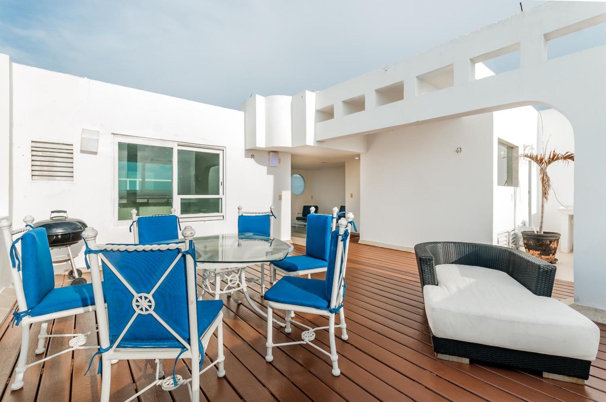 Rooftop Private Jacuzzi In Beach Front Penthouse 3*