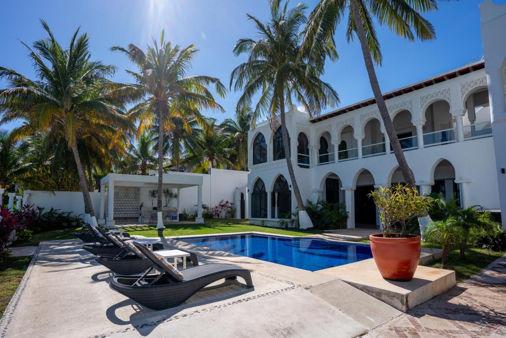 Unique 5br Beachfront W/ Private Pool! * Cancún