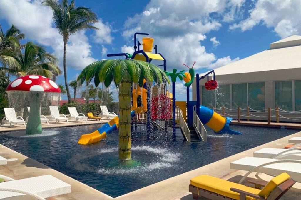 - Steps To And Water Fun Apartamento