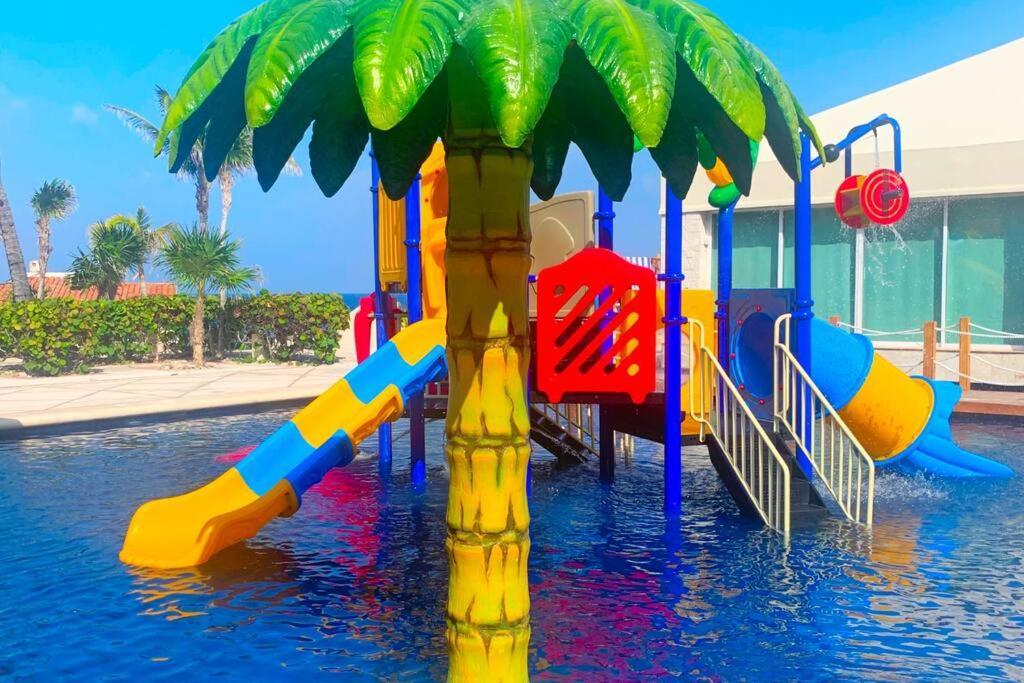 - Steps To And Water Fun Apartamento