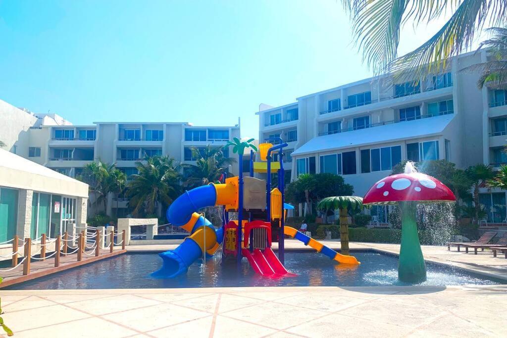 - Steps To And Water Fun Apartamento Cancún