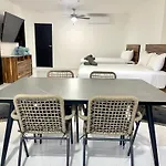 Deco 6B Modern Studio Great Location