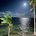 A la Orilla del mar Puerto Juarez Cancun
