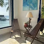 A la Orilla del mar Puerto Juarez Cancun