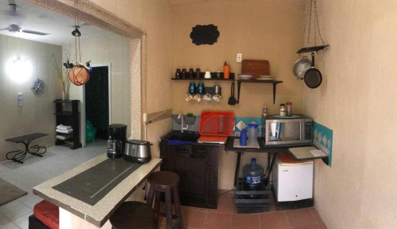 Yaakun Studio. 350 M Ferrys Isla Mujeres *