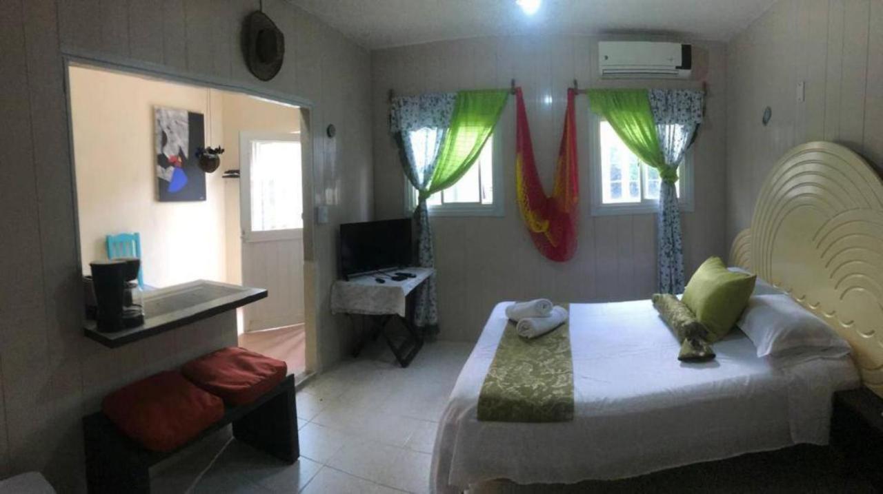Yaakun Studio. 350 M Ferrys Isla Mujeres *