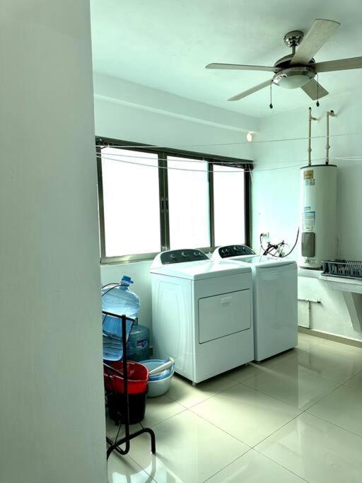 3br Beautiful With Pool Gym & Great Location Сasa de vacaciones *