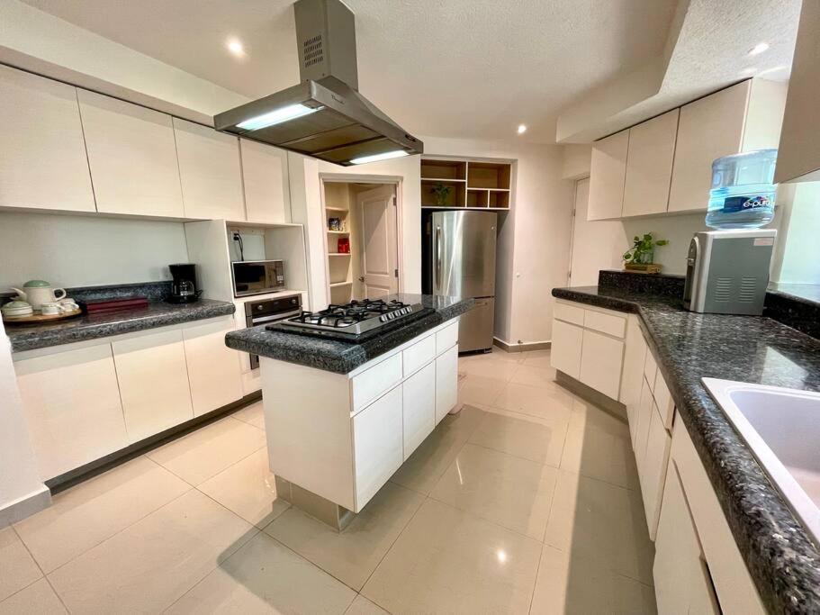 Сasa de vacaciones 5br Ocean Front Zone Luxury House By Solmar Cancún