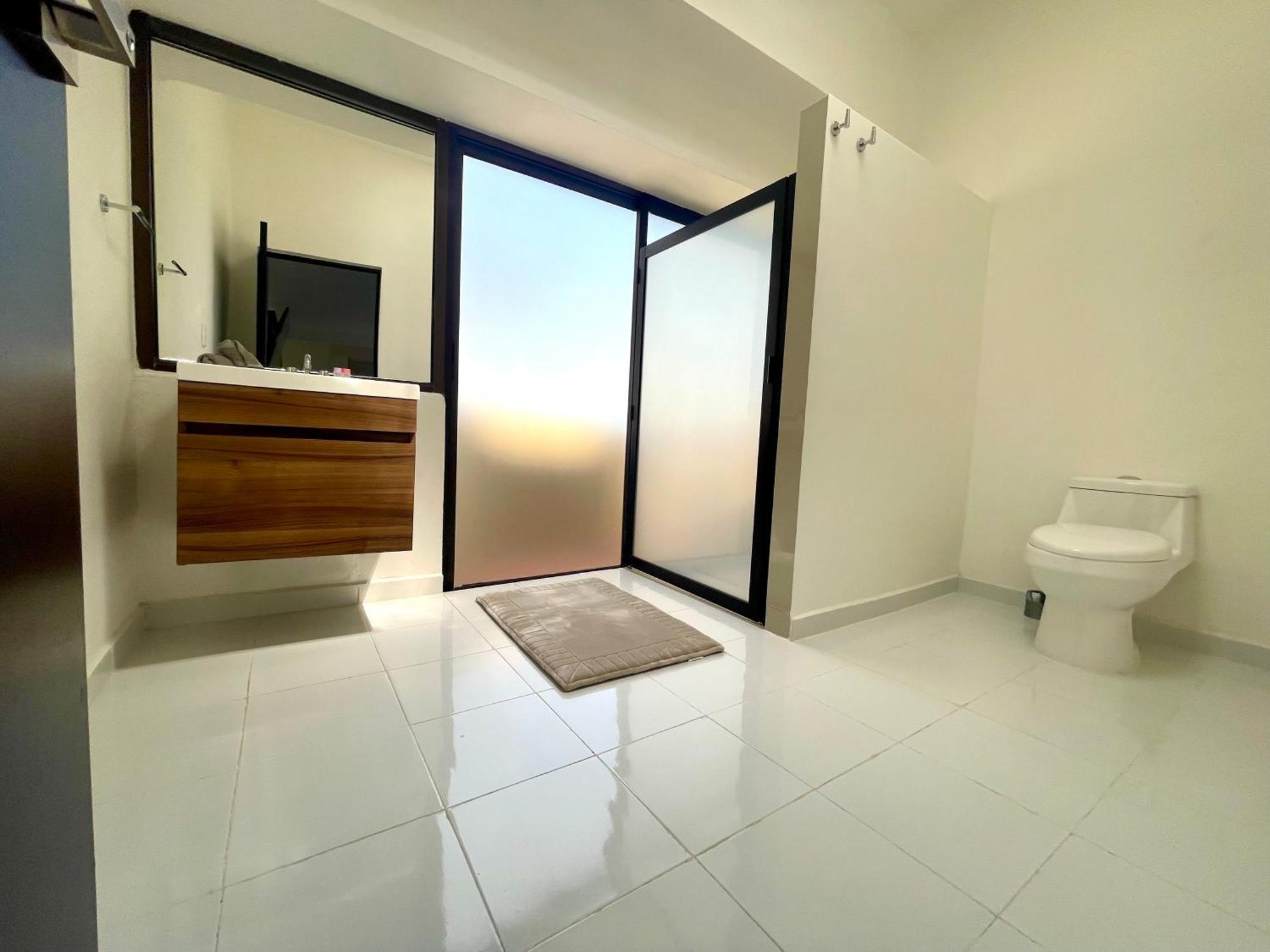 Deco 6b Modern Great Location