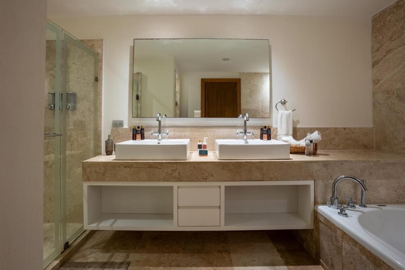 2br Beachfront Exclusive W/ Features Apartamento Cancún