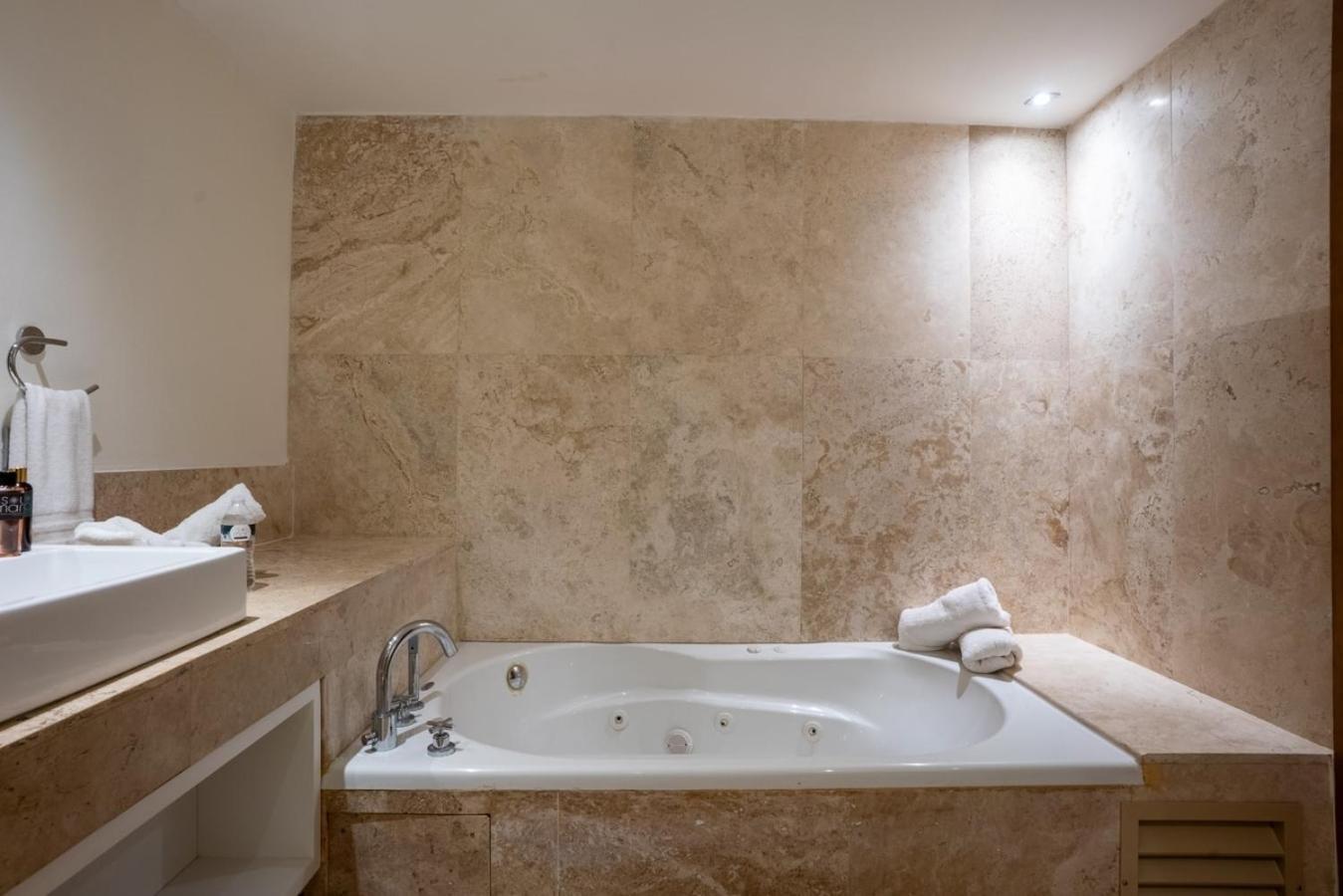 Apartamento 2br Beachfront Exclusive W/ Features *